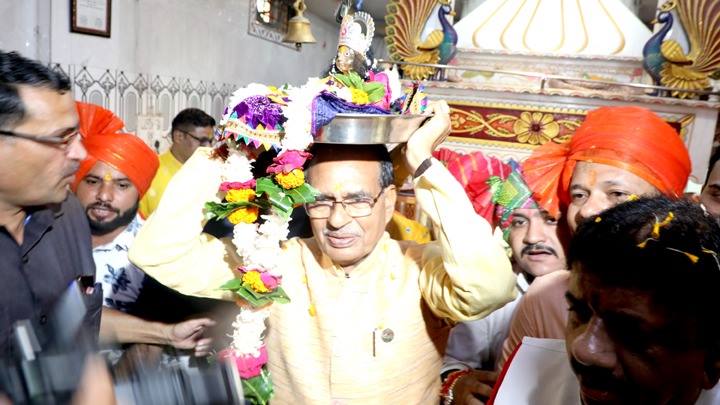 मुख्यमंत्री श्री चौहान ने बरखेड़ी अहीर मोहल्ला के श्री राधा कृष्ण मंदिर पहुंचकर भगवान श्री कृष्ण के दर्शन किए